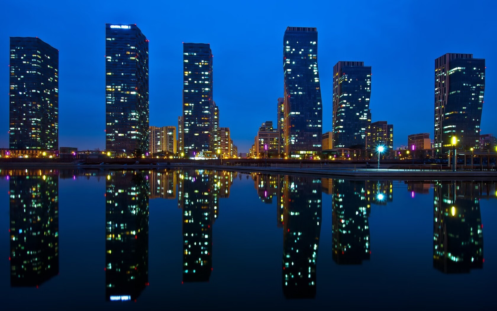 拉文关键先生引领老鹰踏平山西队，篮球友谊赛上演跨洋对决